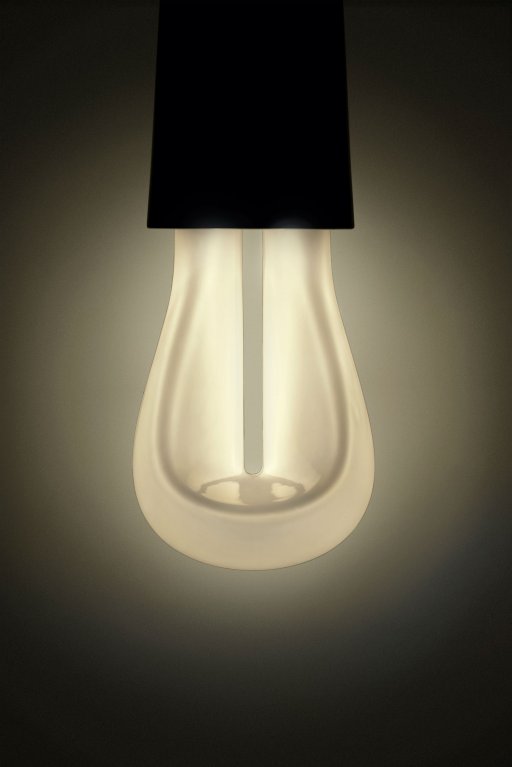 007_Lit_Plumen_002_designer_light_bulb_front Plumen 002 